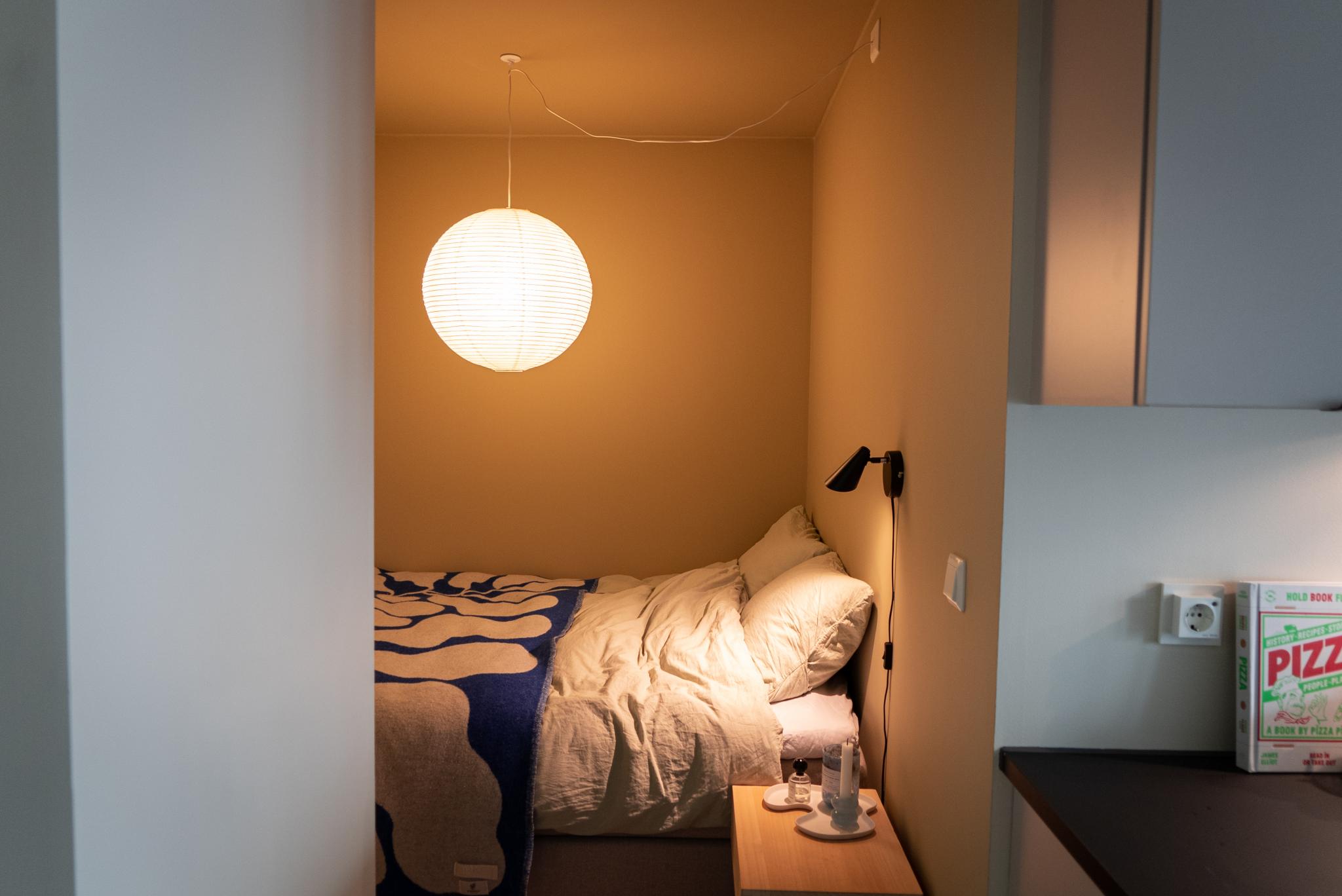 Lun alkove som er avskjermet med et innebygd stort garderobeskap.